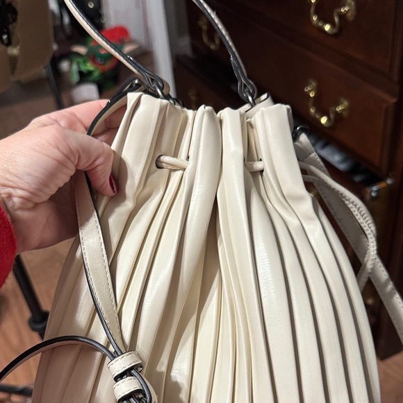 Vera Wang Cream Pleated Shoulder Bag - Picture 4 of 6